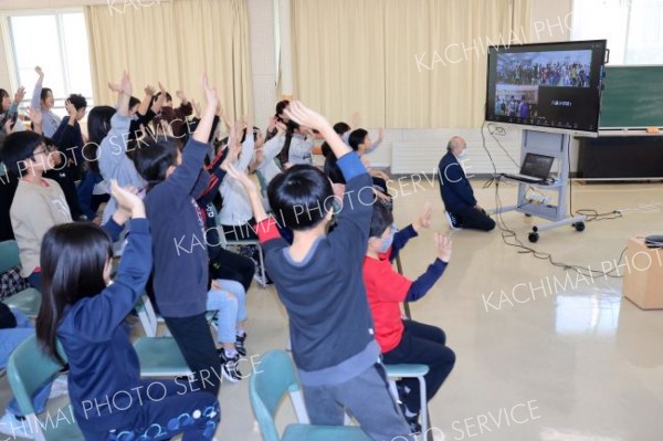 授業後に手を振って別れを惜しむ清水の児童ら