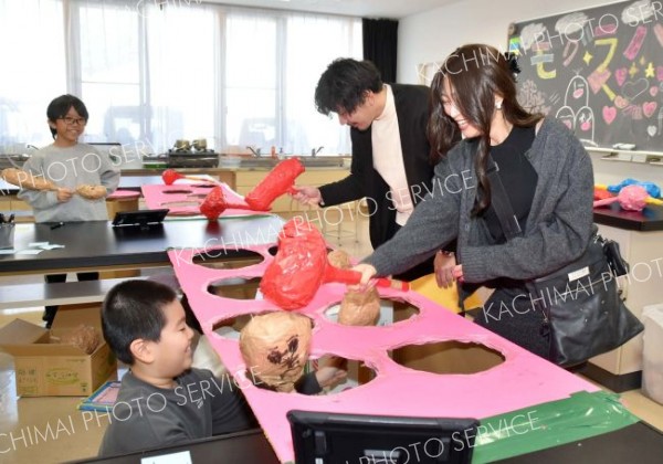 段ボールかくれんぼやペットボトルボウリング　児童が企画　陸小まつり