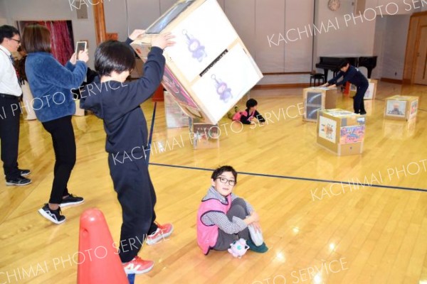 ダンボールかくれんぼの様子