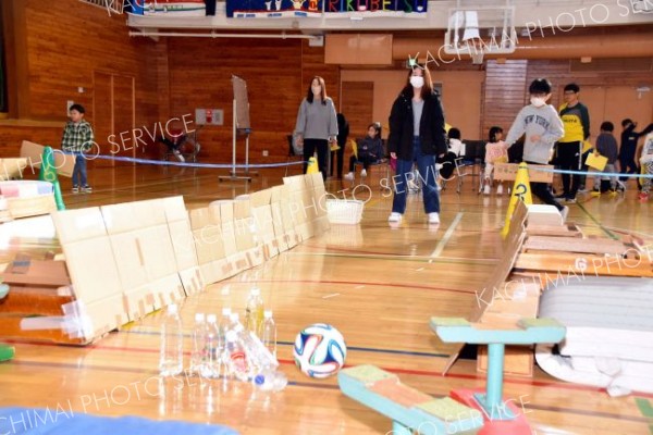 サッカーボールを使った中級ボウリングを楽しむ参加者