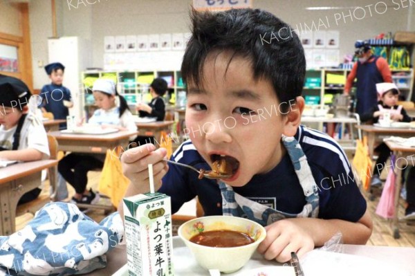 ビーフシチューを味わう子どもたち