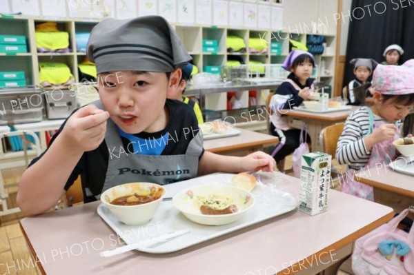 ビーフシチューを味わう子どもたち