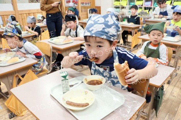 ビーフシチューを味わう子どもたち
