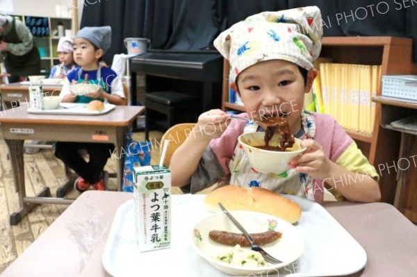 ビーフシチューを味わう子どもたち