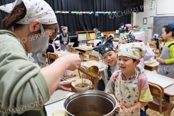 ビーフシチューに笑顔の子どもたち