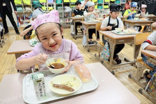 ビーフシチューを味わう子どもたち