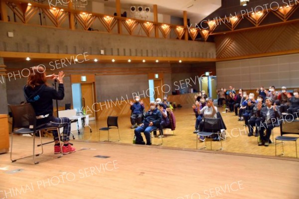 約６０人が参加し、和やかな雰囲気で気持ちよく体を動かした