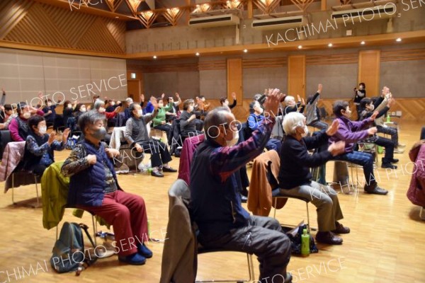 約６０人が参加し、和やかな雰囲気で気持ちよく体を動かした