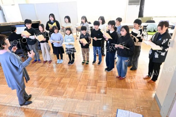 本番に向けて練習に励む団員ら