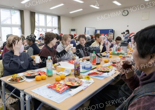 お年寄りらが楽しい時間を過ごしたクリスマス会