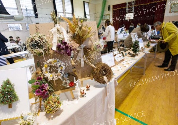 ハンドメイド作家らの出店で、お好みの作品を探す来場者ら