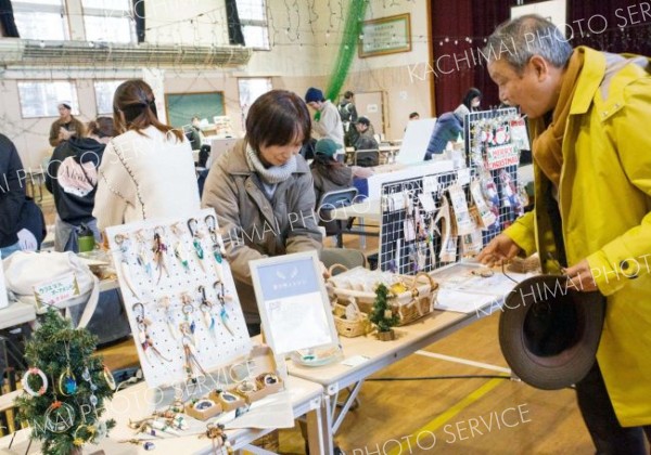 ハンドメイド作家らの出店で、お好みの作品を探す来場者ら