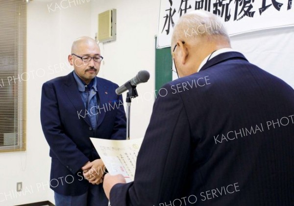 齊藤会長から表彰状を受け取る永年勤続従業員