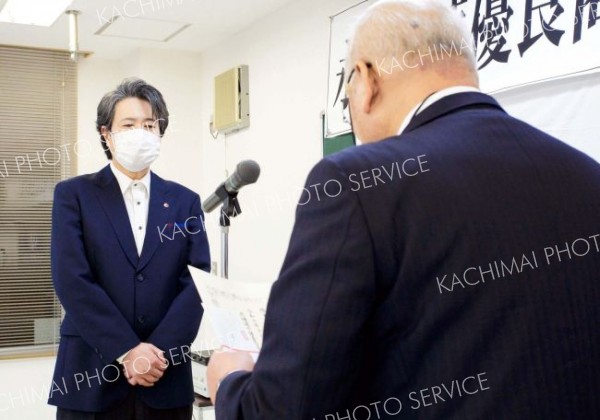 齊藤会長から表彰状を受け取る永年勤続従業員