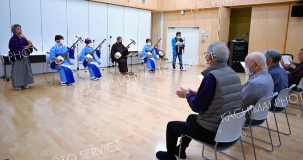 「花笠音頭」を披露する川嶋民謡教室のメンバーら