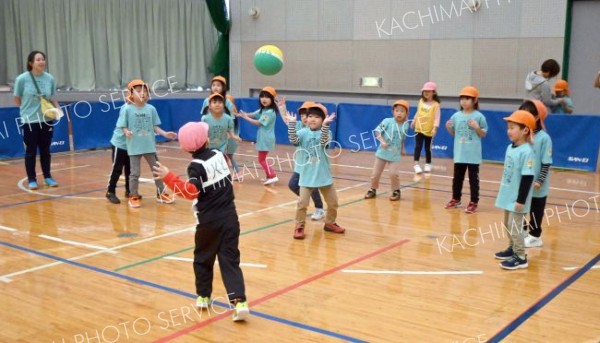 就学前の園児らがドッジボールで交流　音更