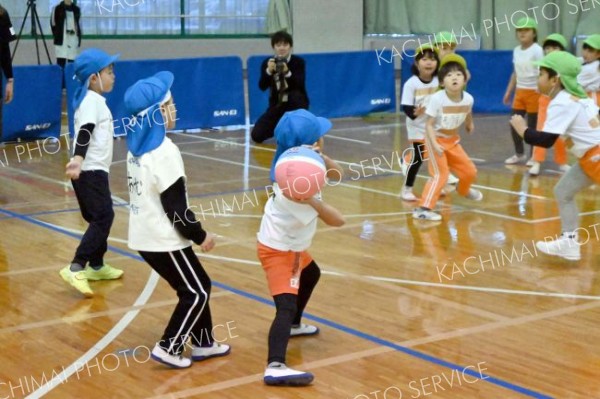 ドッジボールを楽しむ園児ら