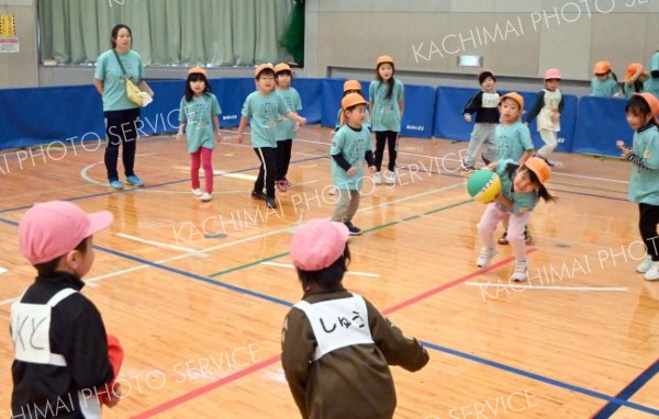 ドッジボールを楽しむ園児ら