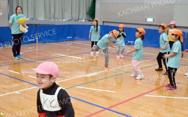 ドッジボールを楽しむ園児ら