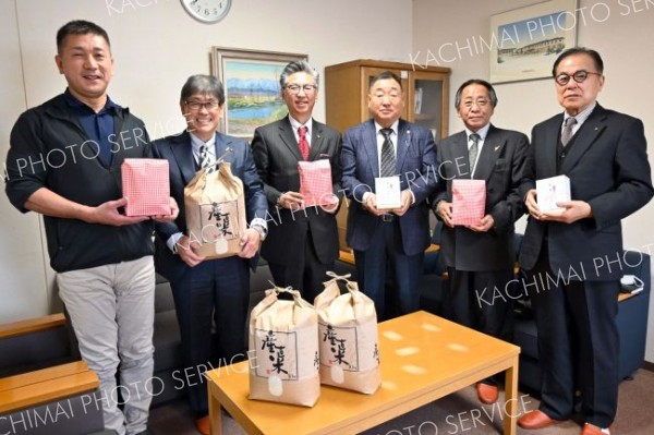 十勝学園にもち米３０キロなど寄贈　帯広平原ＬＣ