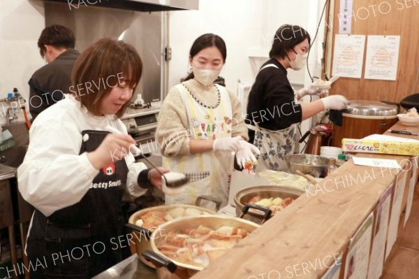 ゆないとべーすのキッチンで提供するグルメの準備を進める協力隊員たち