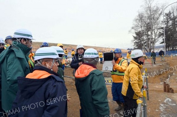 リアルタイムで表示される「ＰＧ工法」の施工管理システム確認する参加者