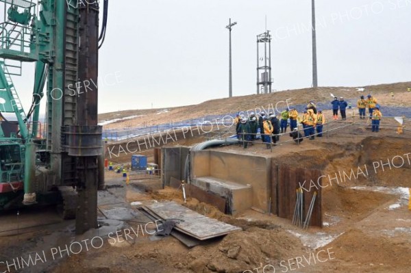 「ＰＧ工法」によるくい引き抜き工事を見学する参加者　