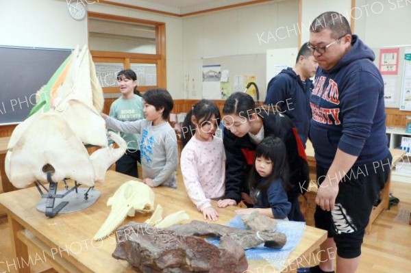 化石通じて十勝の古代を学ぶ　大樹小の児童と保護者