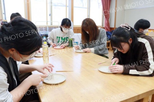 化石発掘体験に挑戦する参加者ら