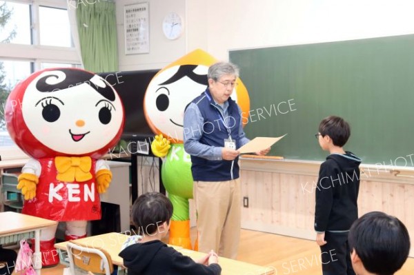 豊頃小に感謝状　「人権の花」運動