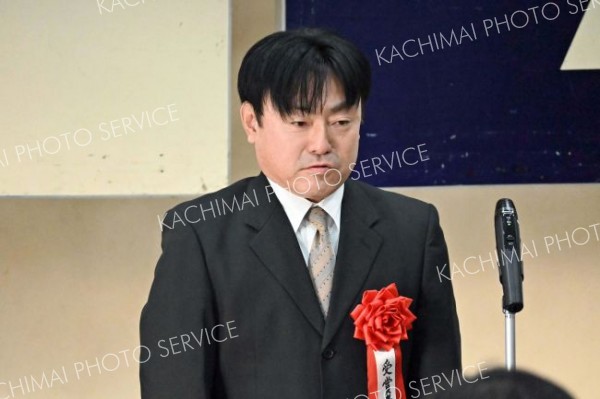 受賞者を代表してあいさつする