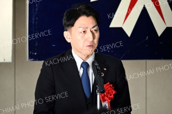 受賞者を代表してあいさつする