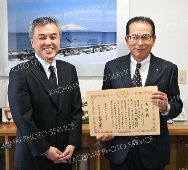 平田建設に帯広税務署が優良申告法人の表敬状贈呈