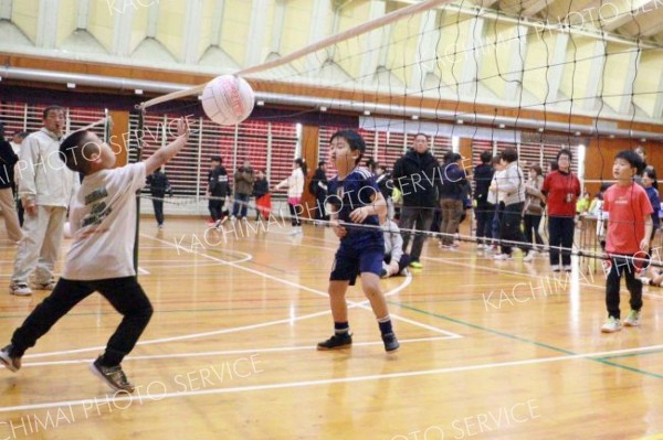 児童・生徒がミニバレーで交流　大樹