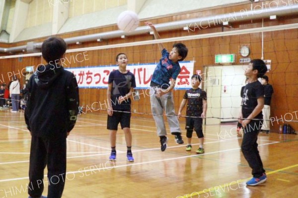 ボールを懸命に追う選手たち