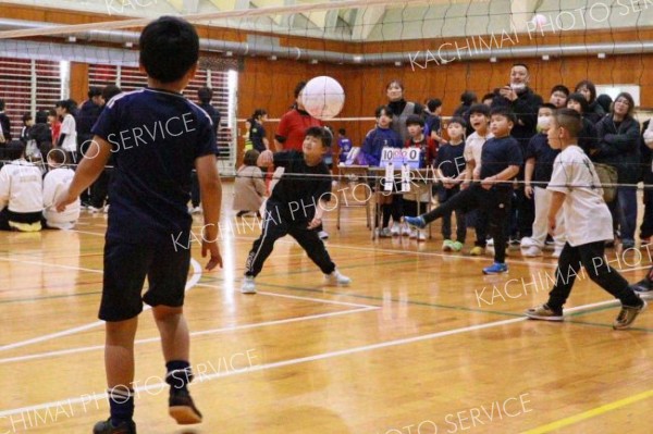 ボールを懸命に追う選手たち