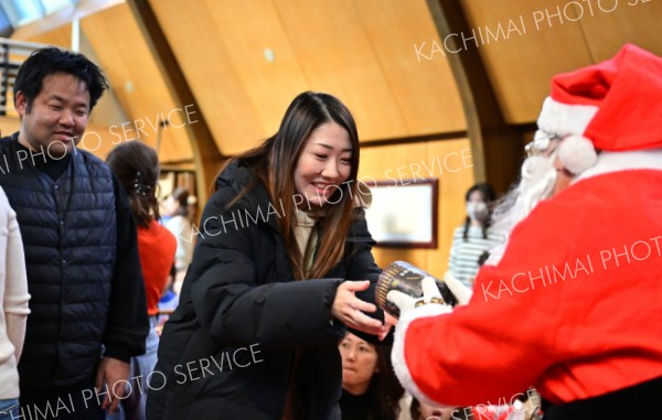 大人にはクリスマスの包装をしたトイレットペーパーをプレゼント（１７日、帯広市の聖公会幼稚園で。塩原真撮影）