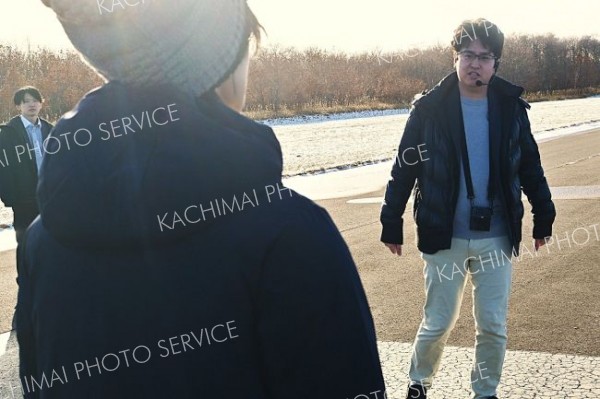 滑走路でＨＯＳＰＯについて説明する黒瀬氏띩（右）