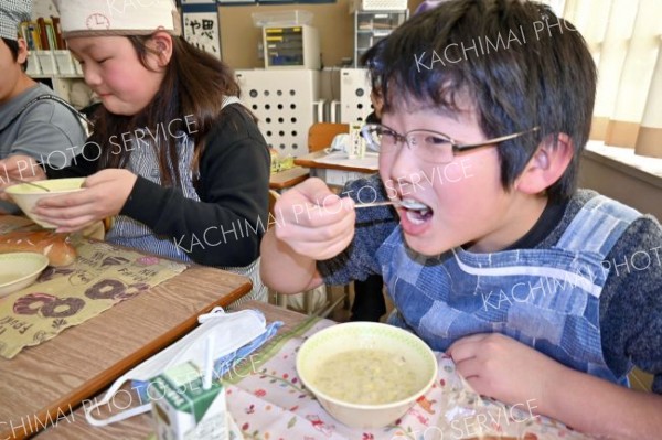 竹中農場のリーキ入りポタージュに笑顔　音更給食