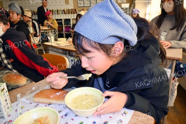 リーキ入りポタージュに舌鼓を打つ児童ら