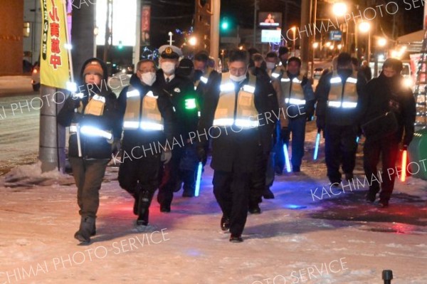 市街地を巡回し、防犯・防火・交通安全などを呼び掛ける関係者ら