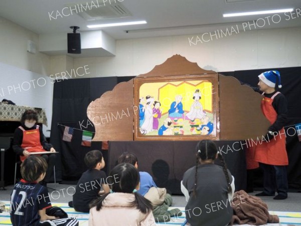 ジャンボ紙芝居にくぎ付け　「カッコウさん」のクリスマス会　上士幌