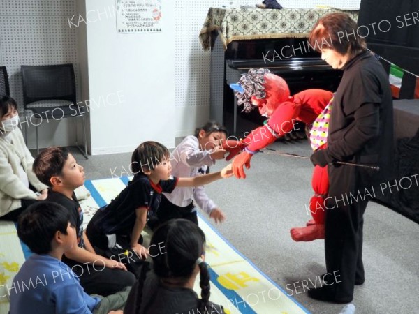 鬼の人形を持つ