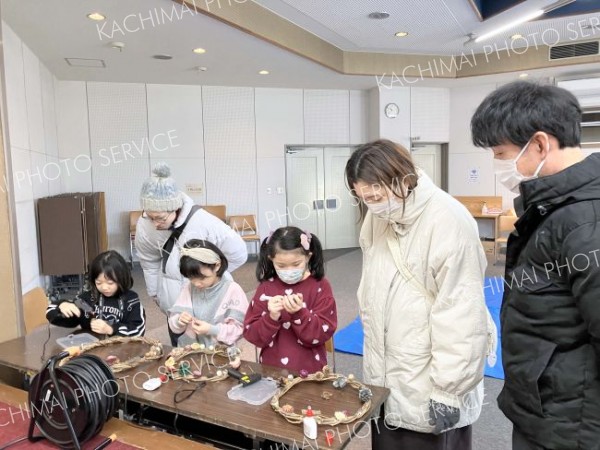 ネイチャーゲームでリース作りに挑戦　本別