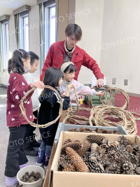 町内で集めた松ぼっくり木の端材などを組み合わせてリースを作った