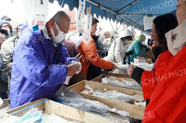 旬の海産物を買い求める人たち