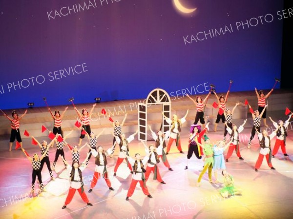 躍動感あふれる演技でピーターパンの世界表現　本田バトンのスタジオ発表会