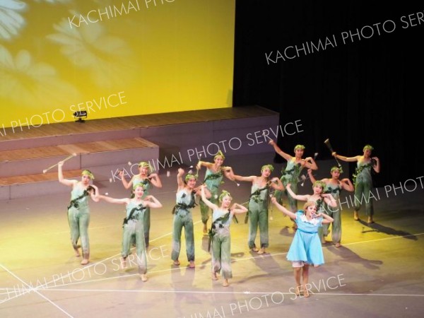 躍動感あふれる演技でピーターパンの世界表現　本田バトスタジオ発表会 2