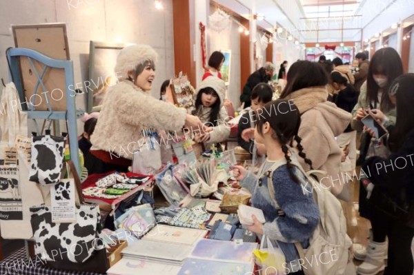 ひと足早くクリスマス気分満喫　マーケット盛況　中札内