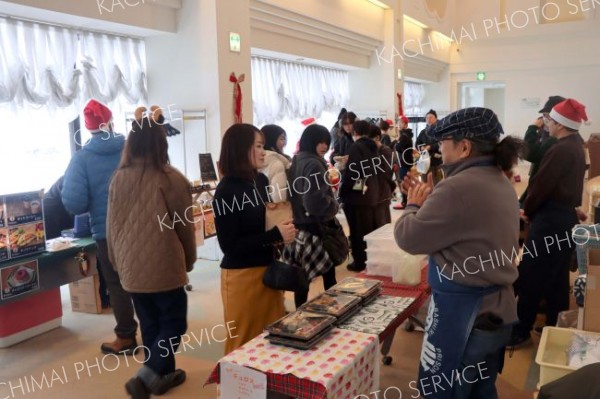 多くの来場者でにぎわったクリスマスマーケット